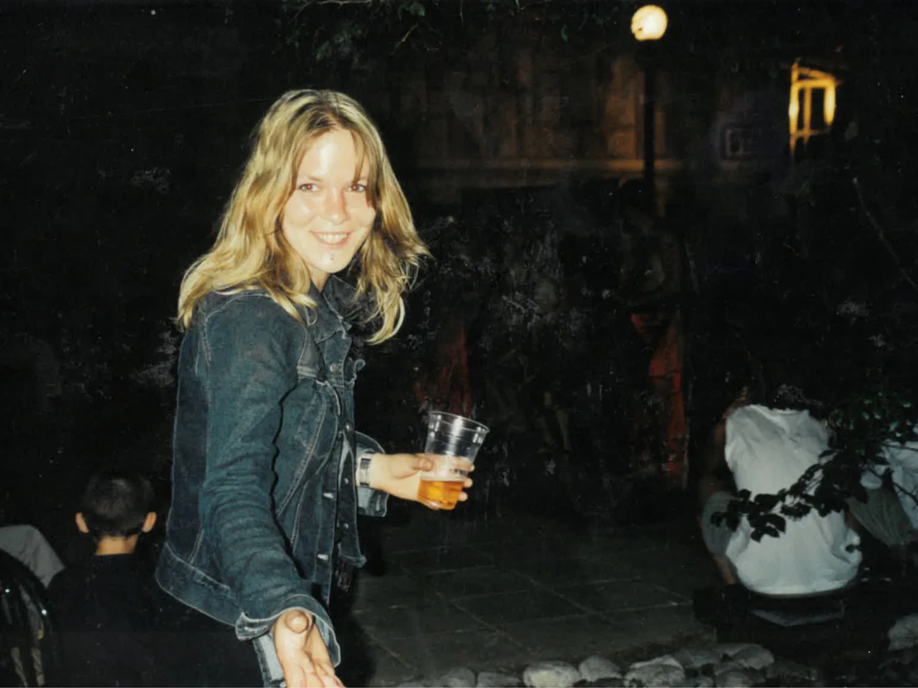 Nasmejana Tereza Vuk zunaj s pivom v roki